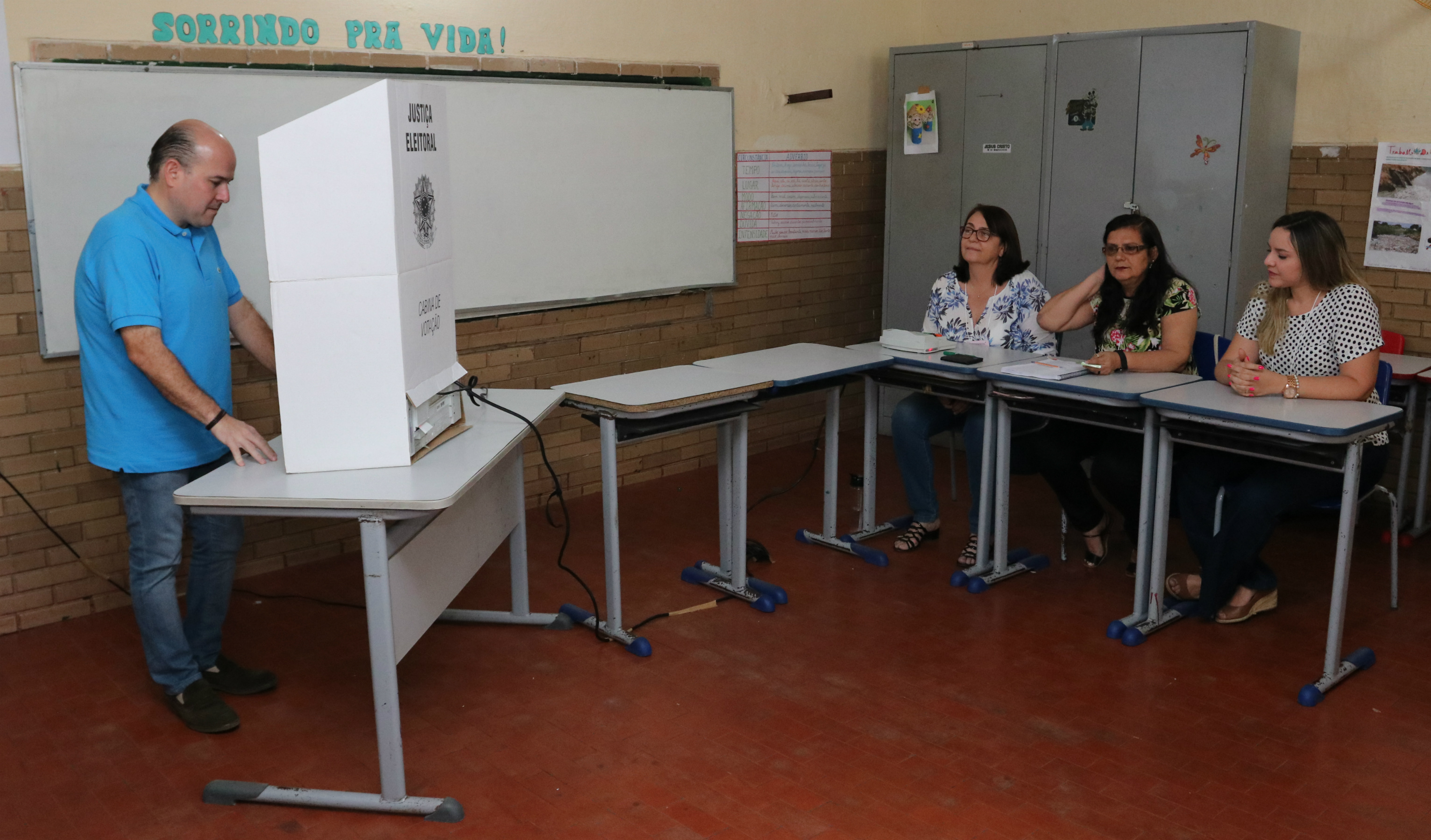 prefeito roberto cláudio vota numa urna eletrônica